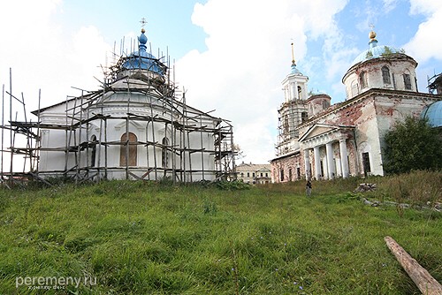 Слева Благовоещенская церковь, справа Никольский собор